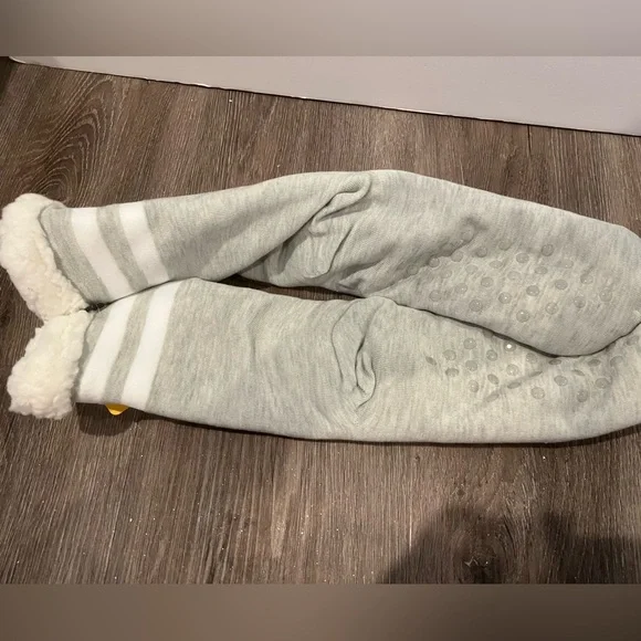 Peanuts “Life is Ruff” Fuzz Socks with Grippers - Picture 3 of 3